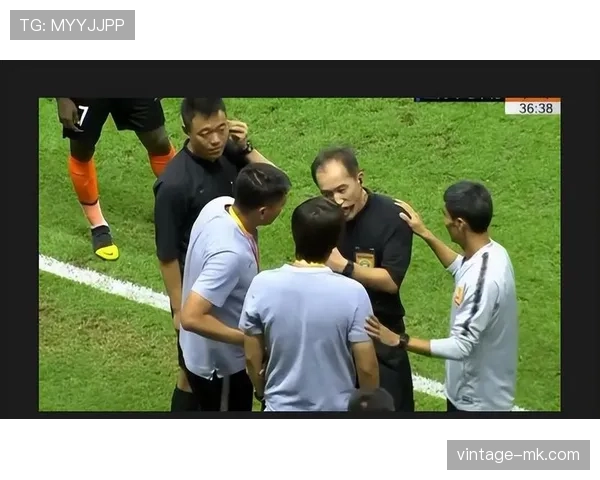 裁判哨响引风波：本轮足球赛事争议判罚激起多方热议