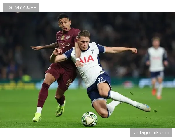 阿彻在英超表现稳健,助力球队迎战劲敌状态回暖 阿彻在英超表现稳健,助力球队迎战劲敌状态回暖